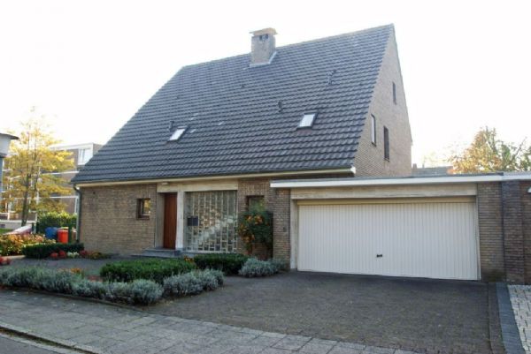 ...mit großer Garage