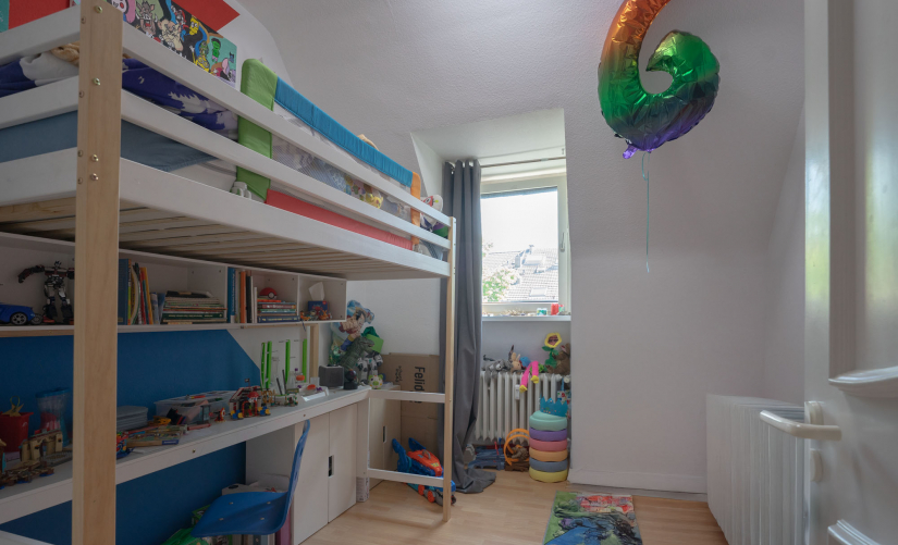 Krefeld-Bismarckviertel: Gemütliche Dachgeschosswohnung mit 3 Zimmern und Einbauküche! - Photo 2