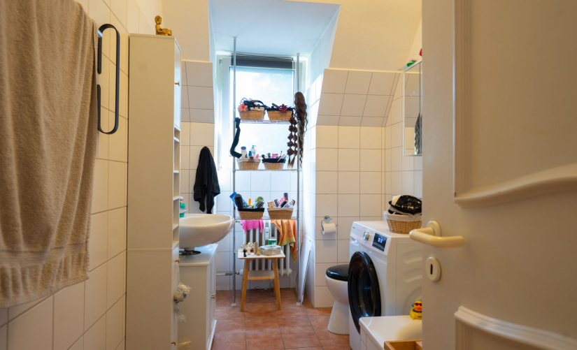 Krefeld-Bismarckviertel: Gemütliche Dachgeschosswohnung mit 3 Zimmern und Einbauküche! - Photo 4