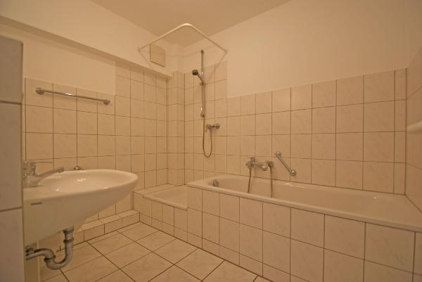 ...Bad mit Wanne und Dusche