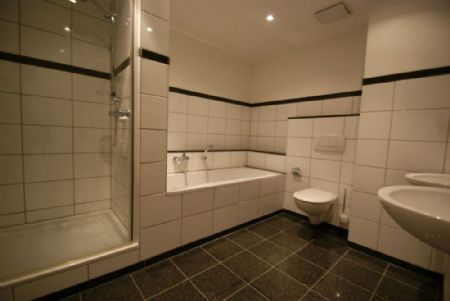 ..Badeoase in Granit/Keramik