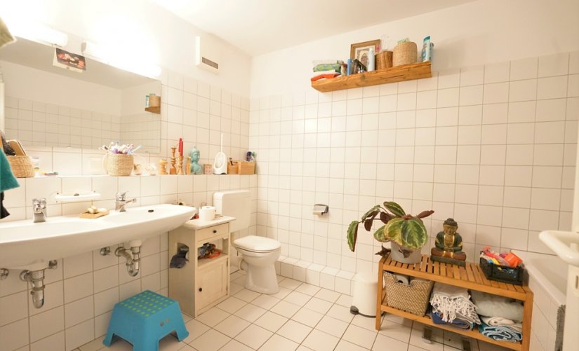 Badezimmer mit Dusche und Wanne