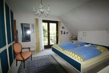 ..ein Schlafzimmer mit Balkon