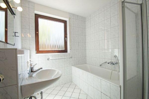 ...modernisiertes Bad mit Dusche, Wanne und Tageslicht