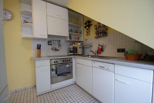 ...geräumiger Küchenbereich