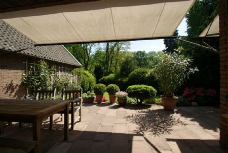 ..große Naturstein-Terrasse