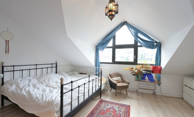 großes Schlafzimmer im Dachgeschoss