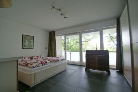 ..großes Schlafzimmer mit Balkon