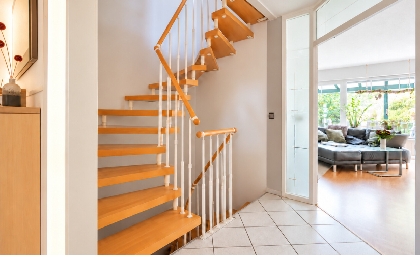Heller Eingangsbereich mit Holztreppe