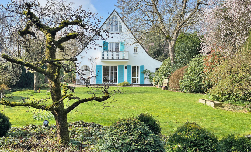 Ein Traumhaus in Parklage! Freistehende Familien-Villa mit großem Garten im schönen Blumenviertel!