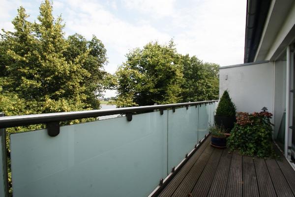 ..mit Bangkirai-Holz