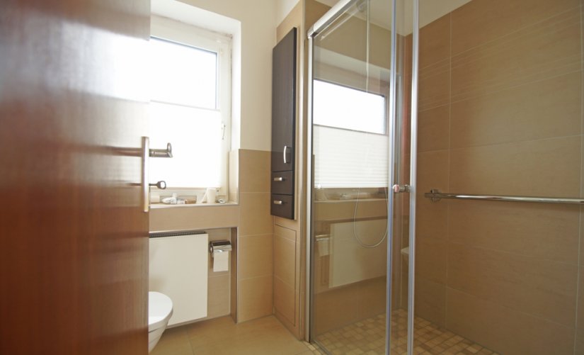 mit bodentiefer Dusche