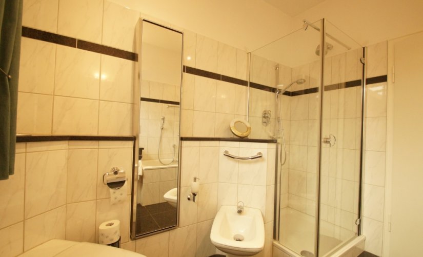 mit Dusche und Wanne