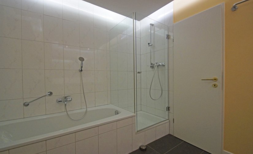 mit Dusche und Wanne