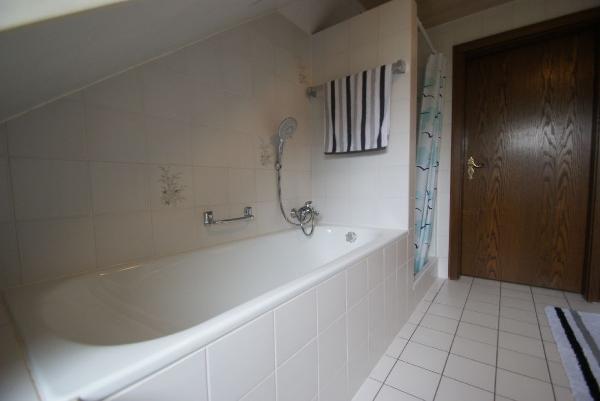 ...mit Wanne und Dusche !