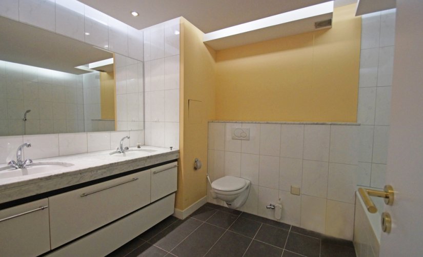 modernes Badezimmer