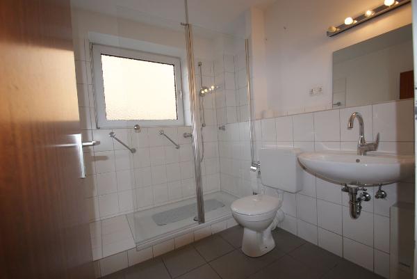 ...modernes Tageslichtbad