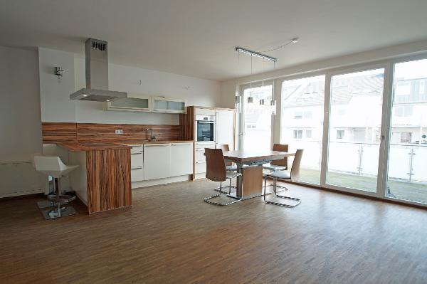 ...offener Küchenbereich mit Zugang zum Balkon