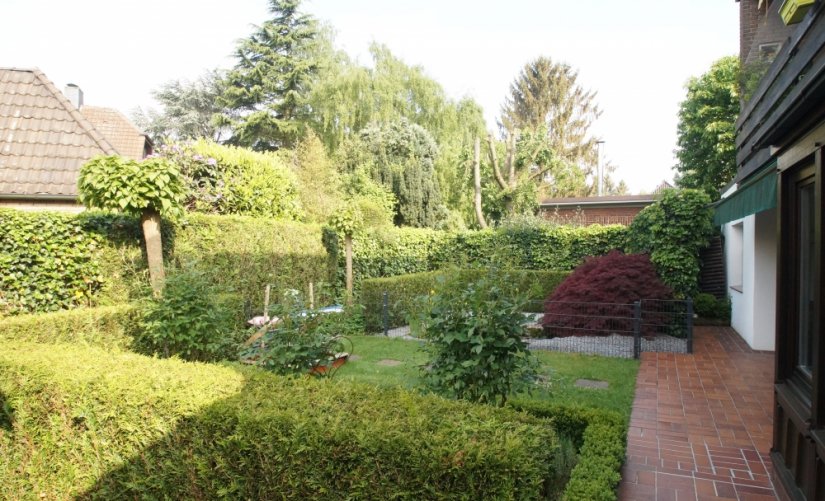 schön angelegter Gartenbereich