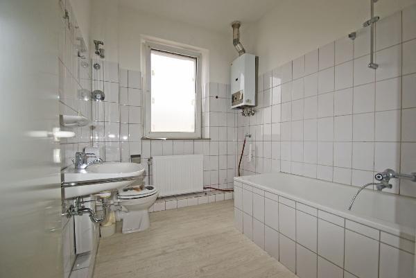 ...Wannenbad mit Tageslicht