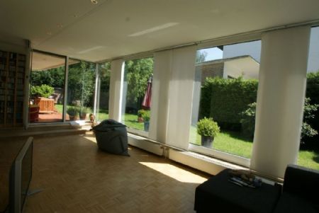 ...Wohnbereich mit Gartenblick